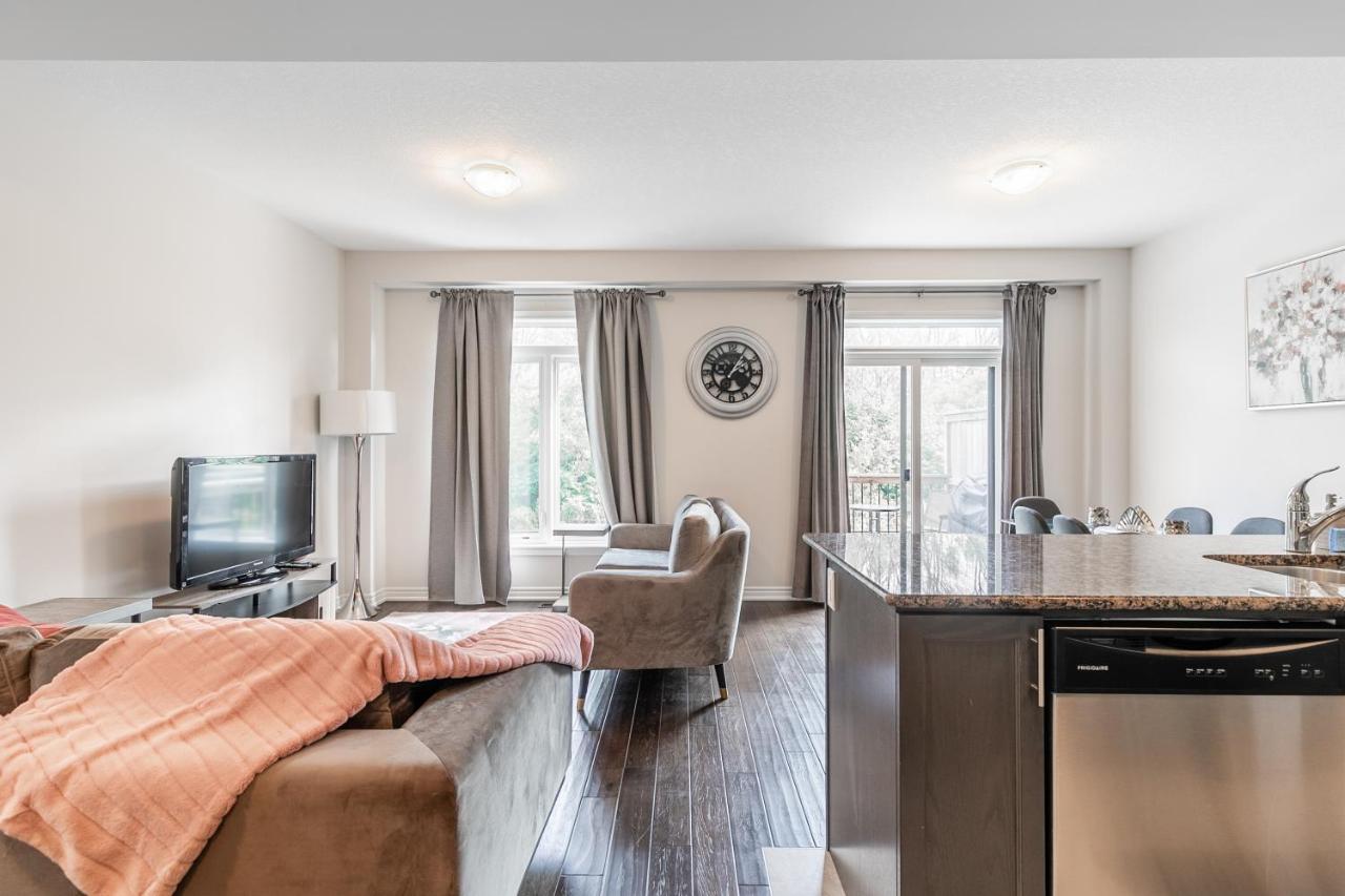 המילטון Globalstay Modern Townhomes In Lakeshore Steps To The Beach מראה חיצוני תמונה