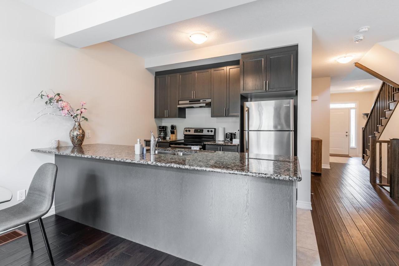 המילטון Globalstay Modern Townhomes In Lakeshore Steps To The Beach מראה חיצוני תמונה