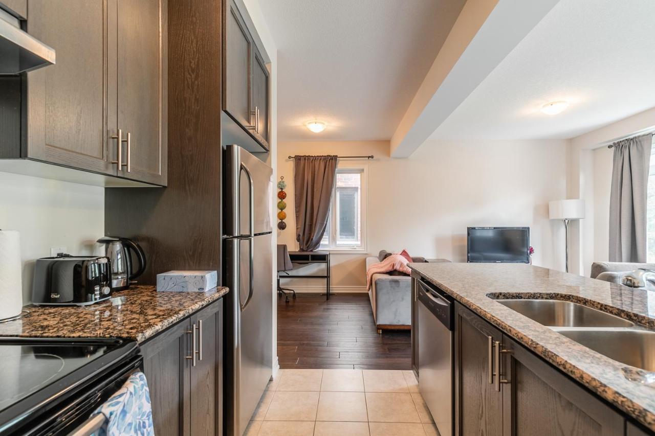 המילטון Globalstay Modern Townhomes In Lakeshore Steps To The Beach מראה חיצוני תמונה