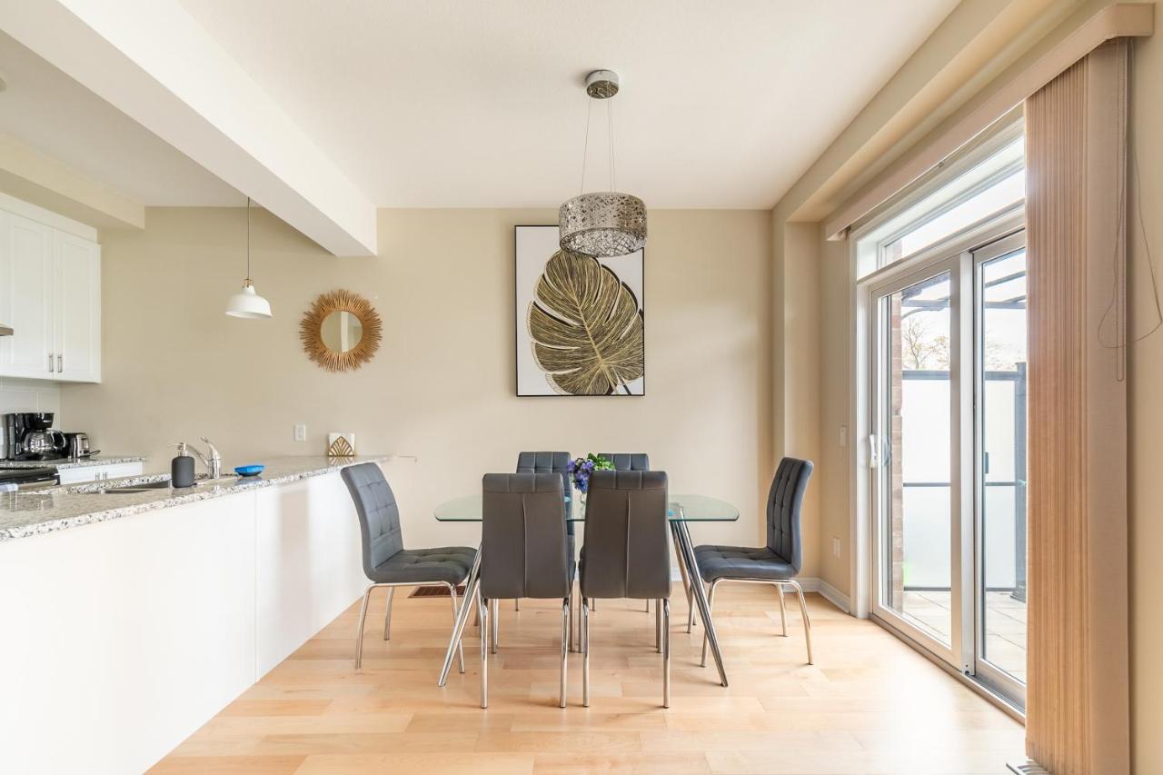 המילטון Globalstay Modern Townhomes In Lakeshore Steps To The Beach מראה חיצוני תמונה