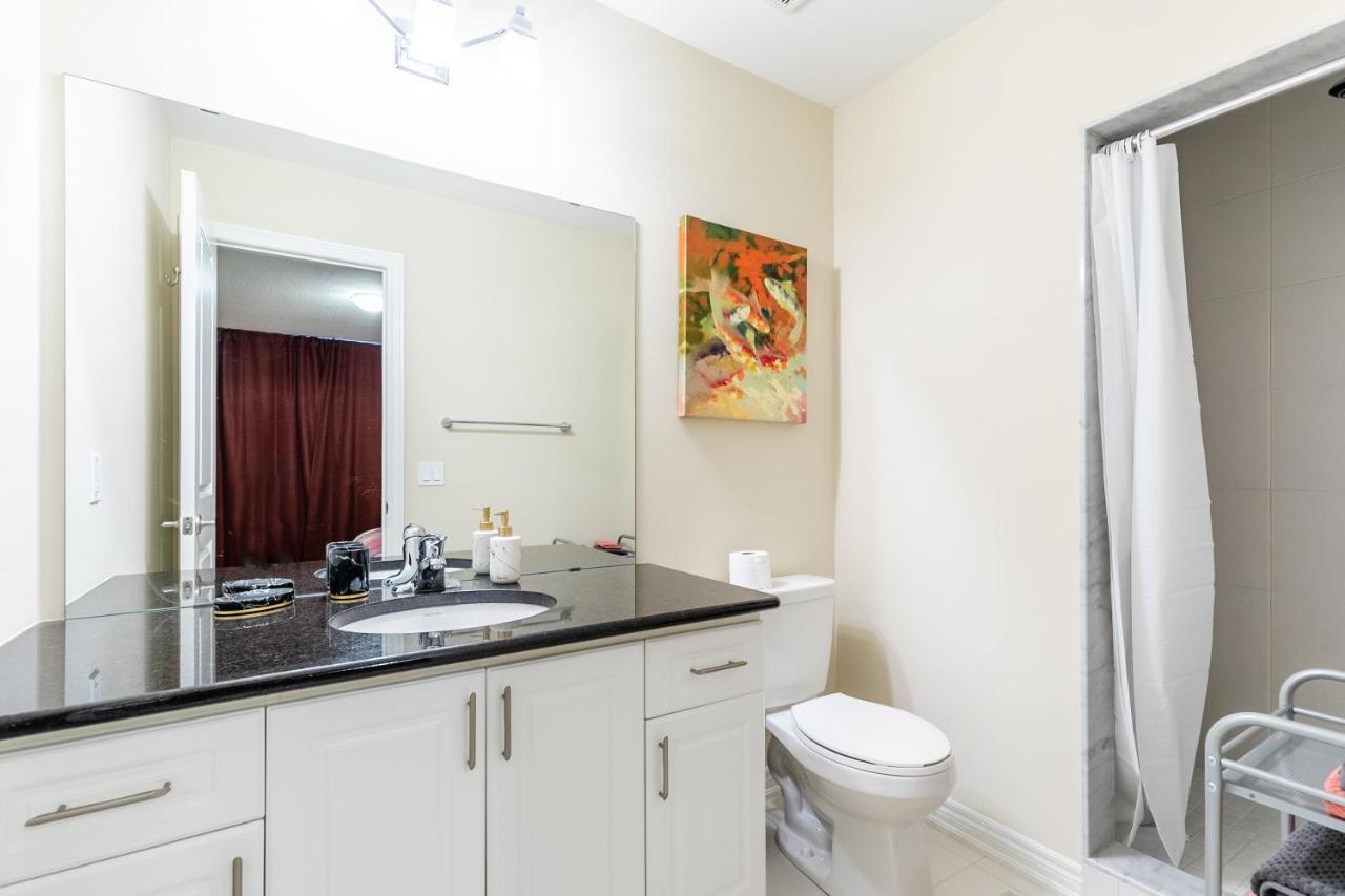 המילטון Globalstay Modern Townhomes In Lakeshore Steps To The Beach מראה חיצוני תמונה